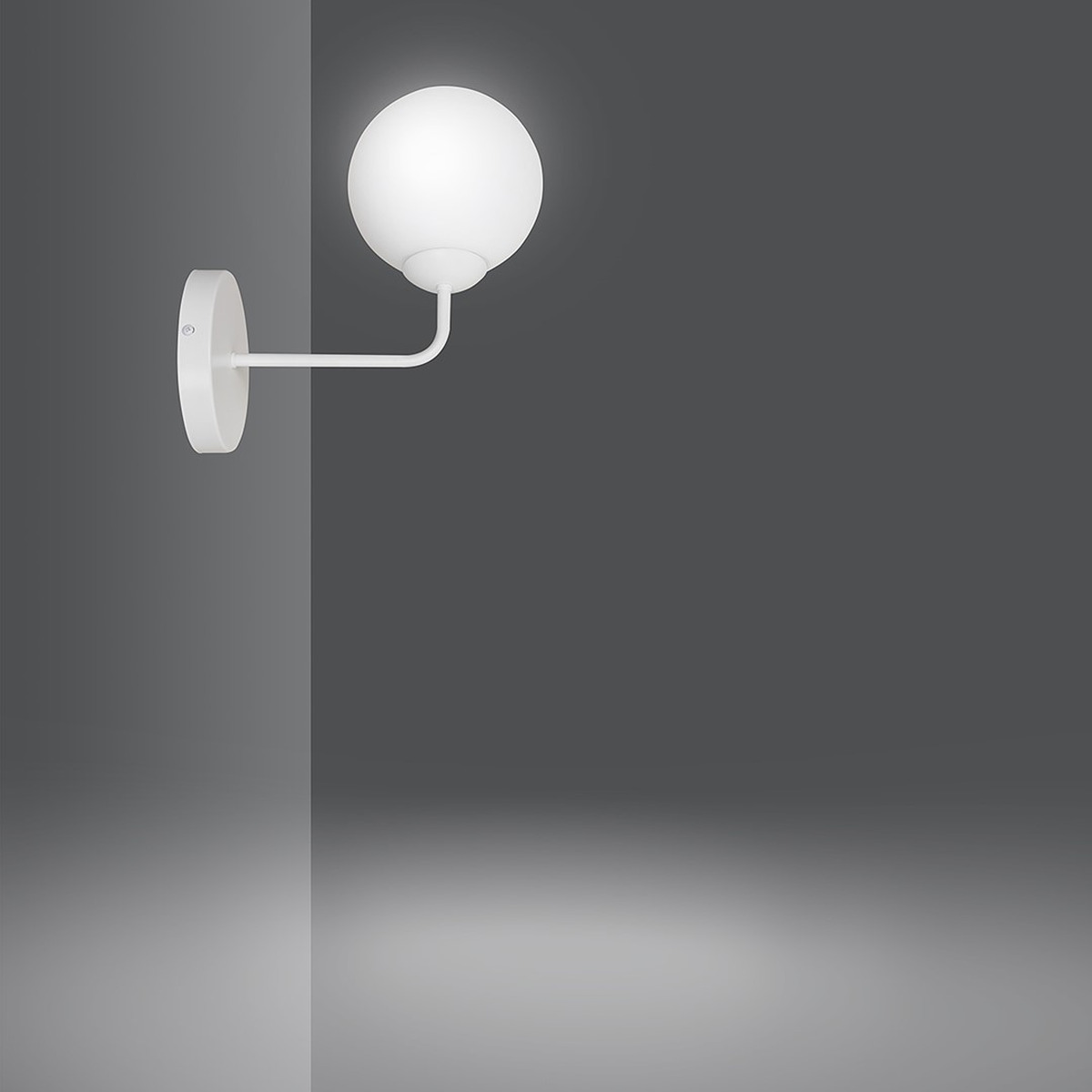 Lampada a parete PREGOS con paralume in vetro latte